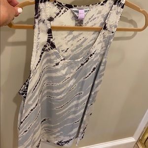 Hard Tail size Large multi-color top